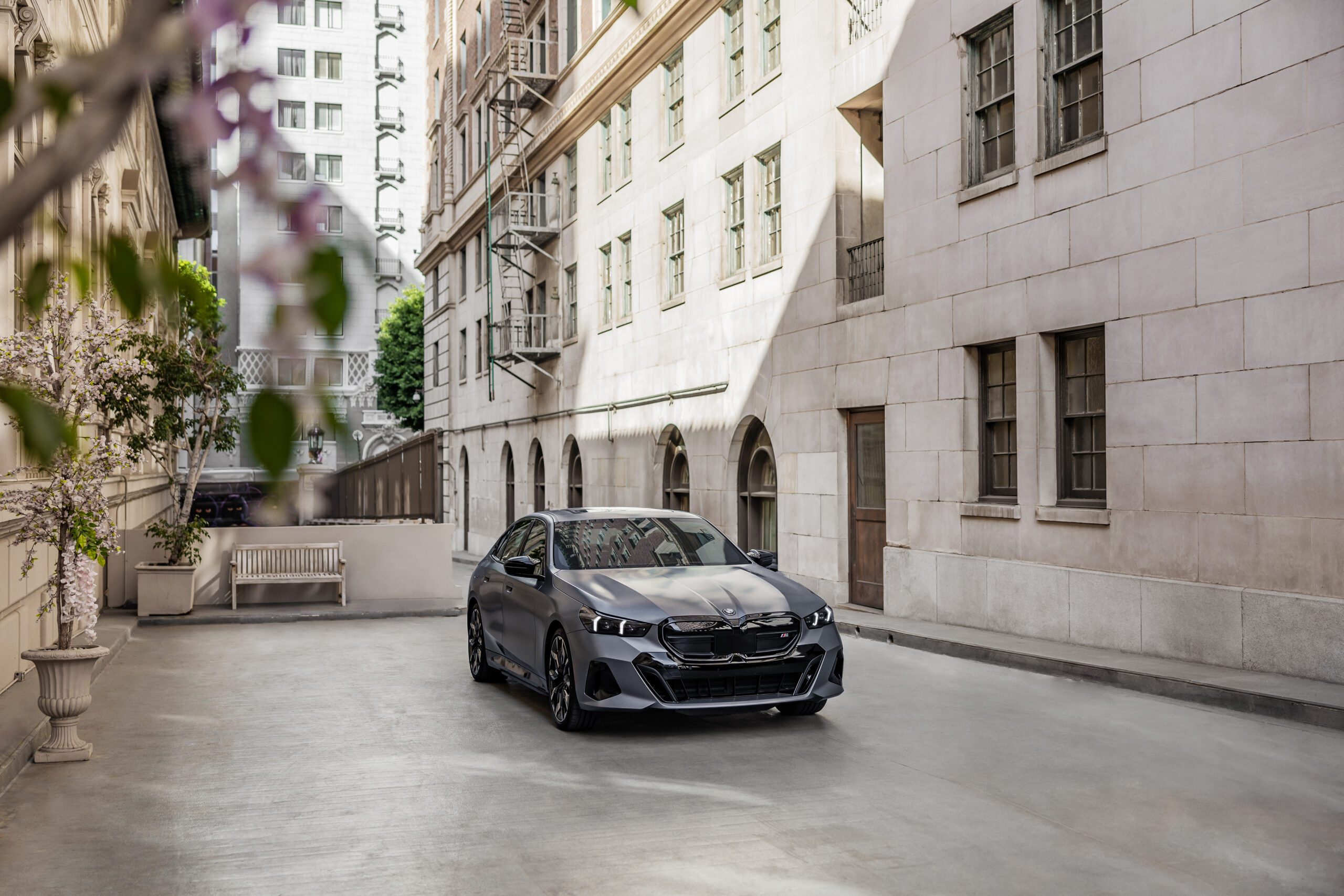 BMW i&ccedil;in Christopher Walken reklamı ve &ouml;l&ccedil;eklendirilmiş