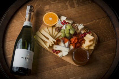 Eşlikçiler ve şampanya ile peynir tabağı