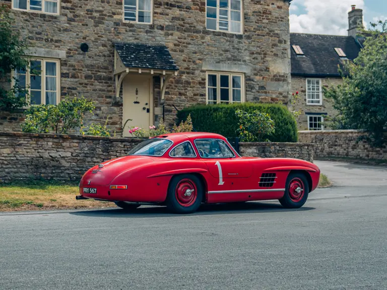 A&ccedil;ık Artırmada Kırmızı Mercedes1