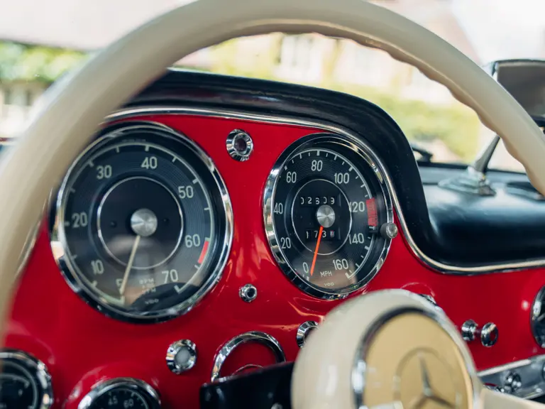 Kırmızı Mercedes M&uuml;zayede2'de