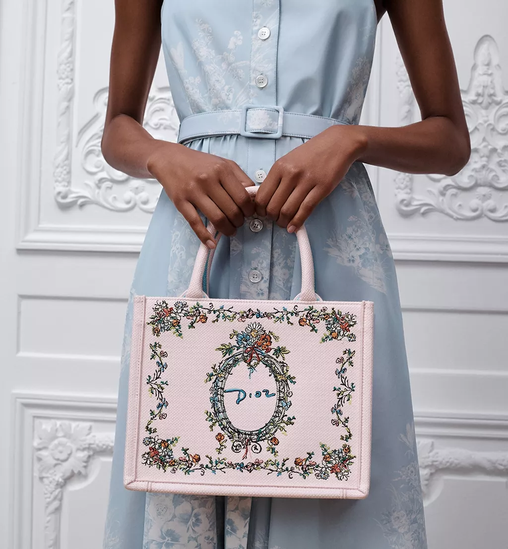 Dior Book Tote Kitap Moda Olduğunda11