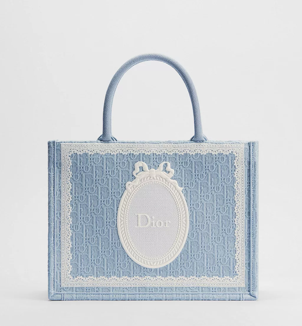Dior Book Tote Kitap Moda Olduğunda61