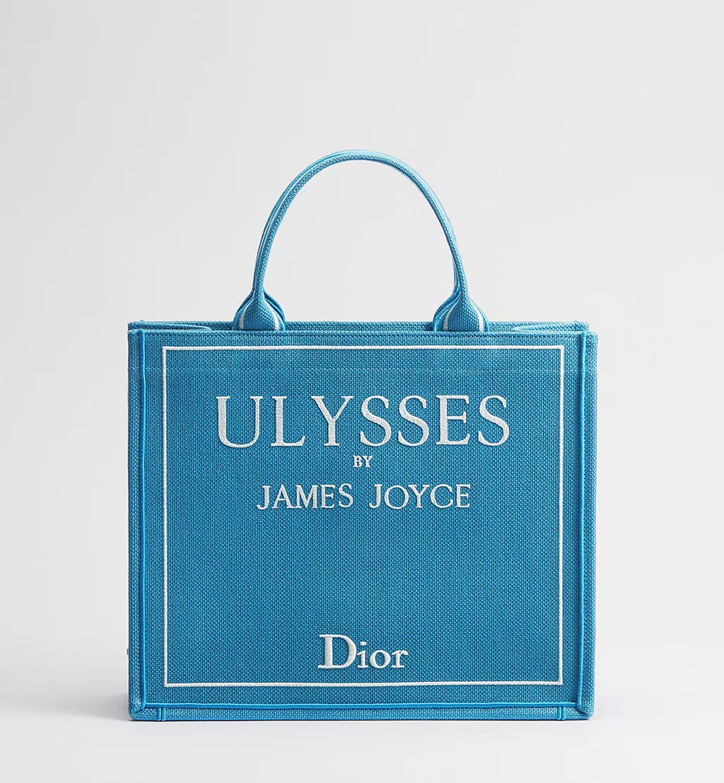Dior Book Tote Kitap Moda Olduğunda